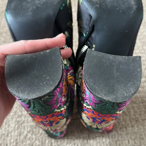 Steve Madden Floral multicolor Embroidered brocade Ankle Boots! - Picture 7 of 8